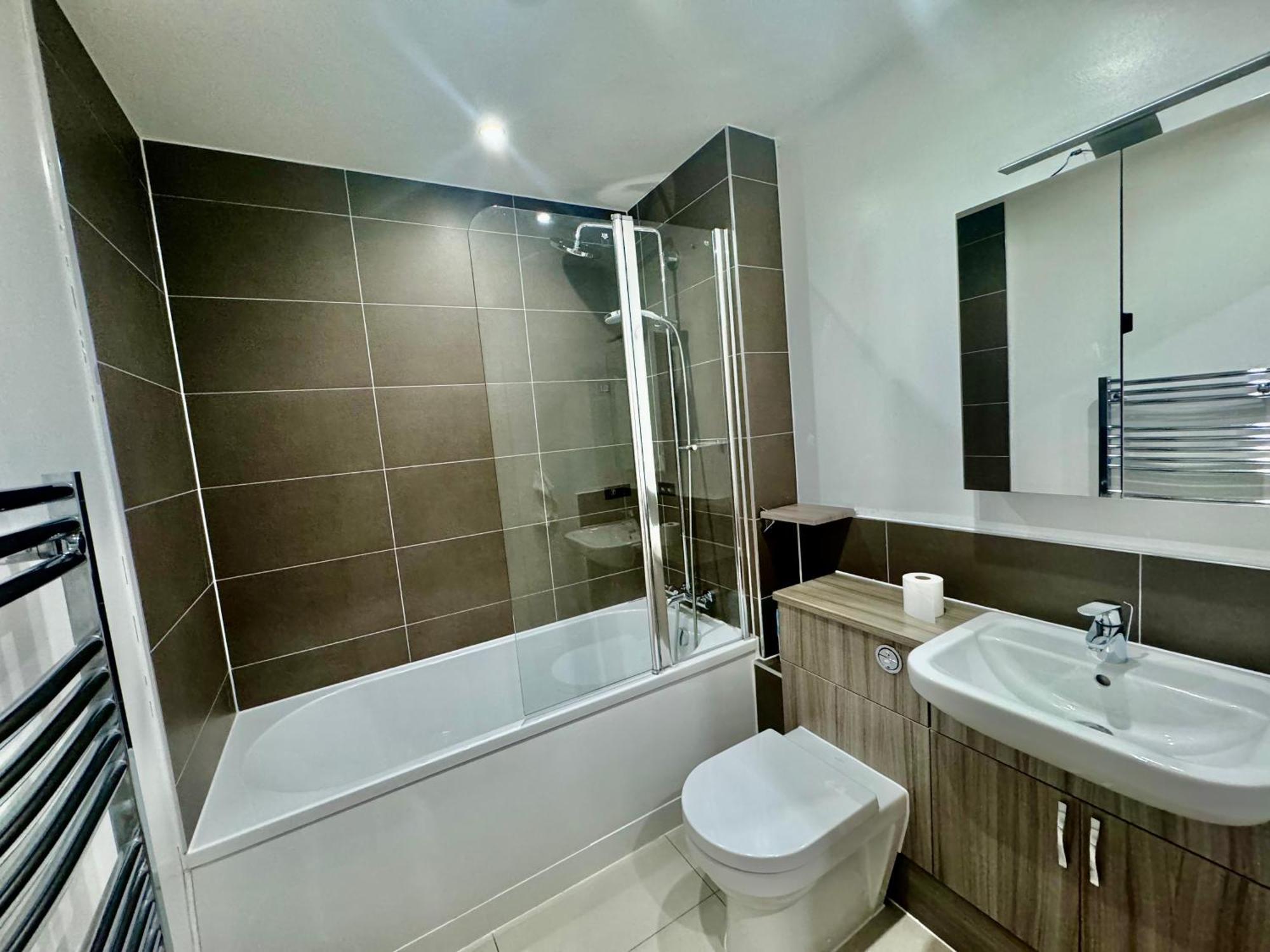Luxury 2 Bed Entire Apartment-Near Tube & Shopping Centre Harrow Ngoại thất bức ảnh