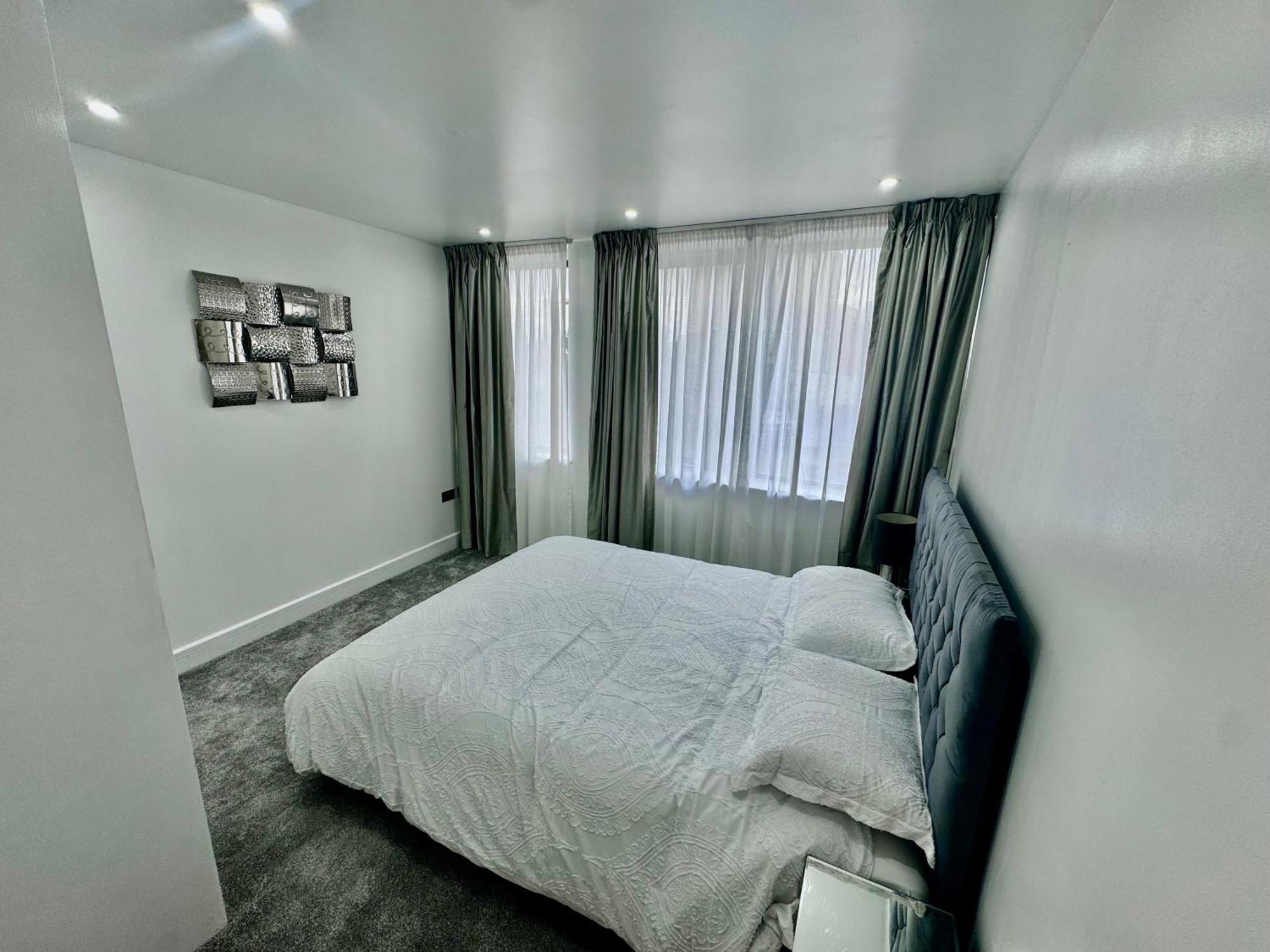 Luxury 2 Bed Entire Apartment-Near Tube & Shopping Centre Harrow Ngoại thất bức ảnh