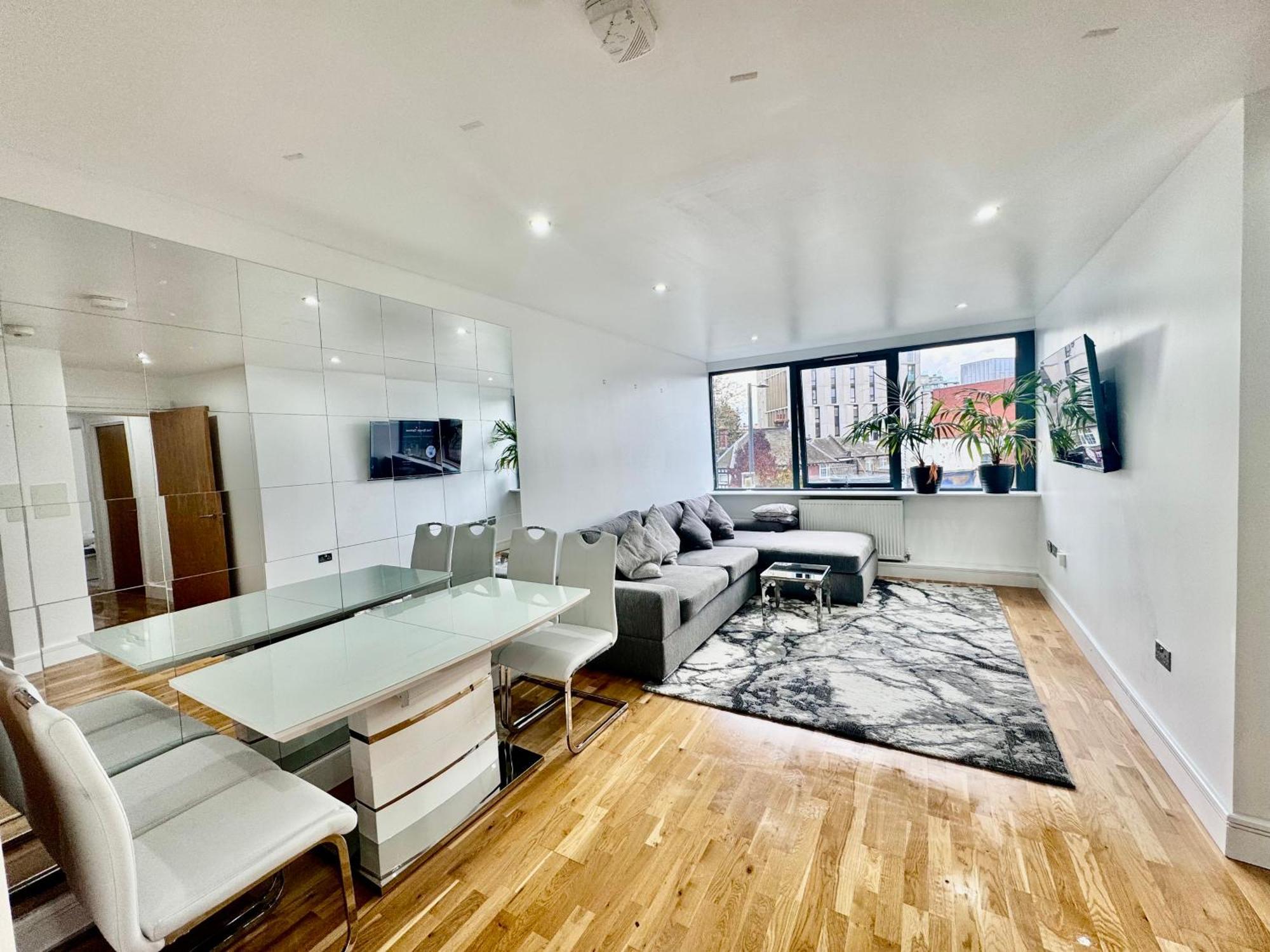 Luxury 2 Bed Entire Apartment-Near Tube & Shopping Centre Harrow Ngoại thất bức ảnh